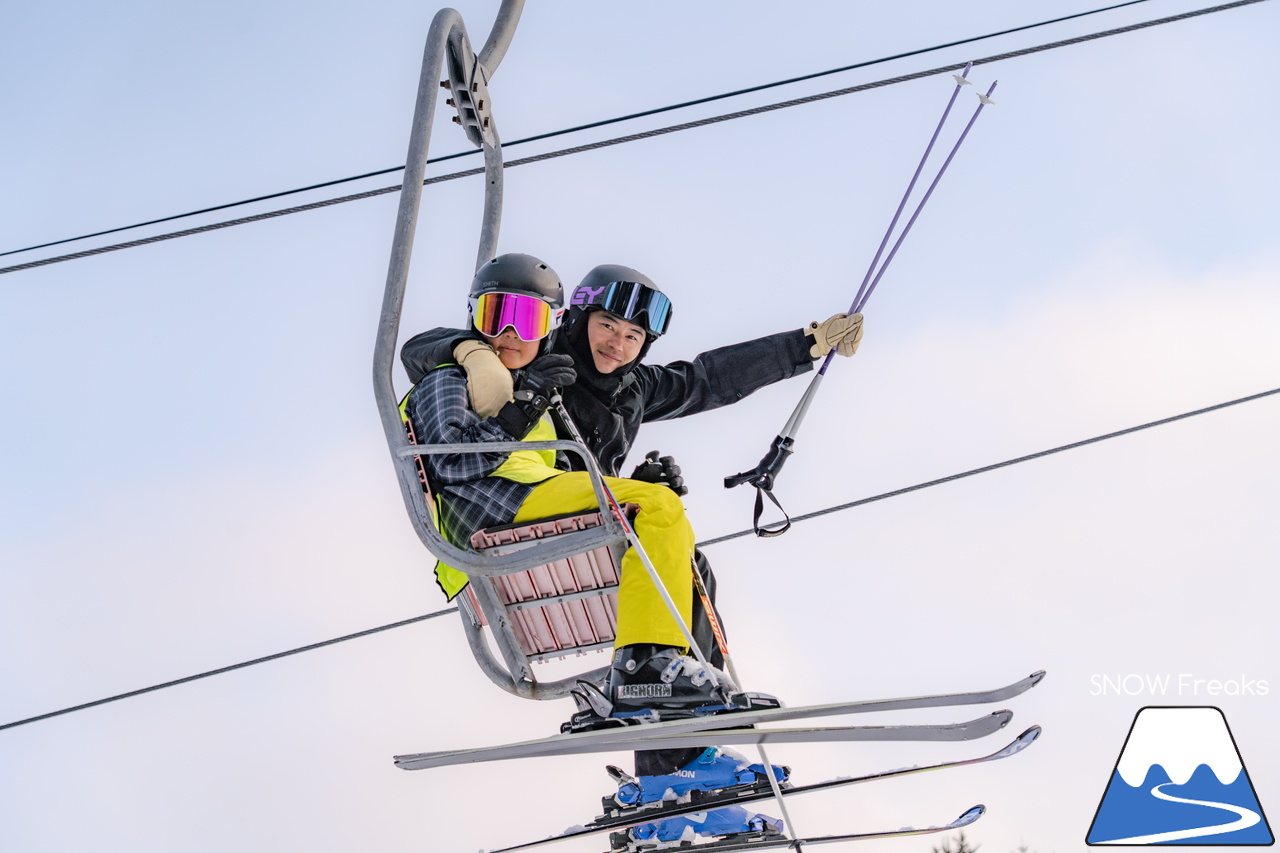 井山敬介さんと秋元日菜子さんのコンビは今年も健在！さらに、サプライズゲストも登場？！憧れのスキーヤーと一緒に雪と戯れ、『いちえ』の美味しいランチをいただく…。夢のようなイベント。めもるホールディングス presents プロスキーヤー・井山敬介さんと行く｜ダイナスティスキーリゾート